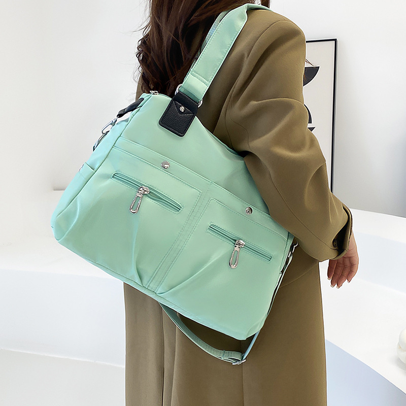 Lightweight and casual tote bag, large-capacity commuting single-shoulder canvas bag, fashionable Oxford cloth large bag, nylon handbag details Picture