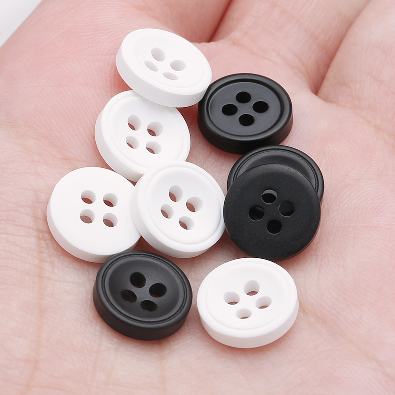 Wholesale and in-stock four-eye shirt buttons, chiffon resin buttons, black and white universal small buttons, high-end shirt buttons Specification image