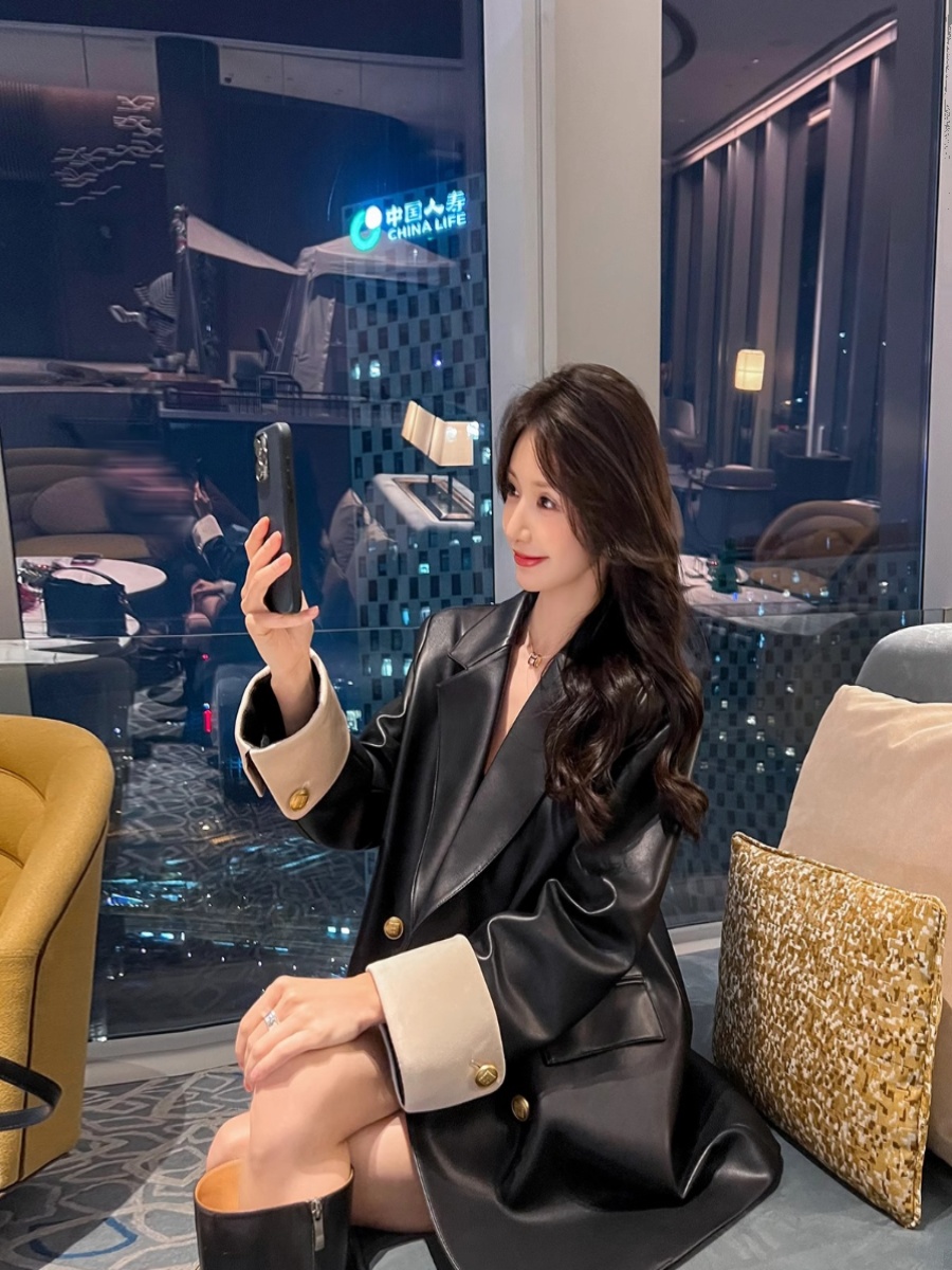 The 2024 Spring and Autumn new casual leather jacket for women features a color-blocking design. It is a Korean-style motorcycle suit and a loose small suit jacket Specification image