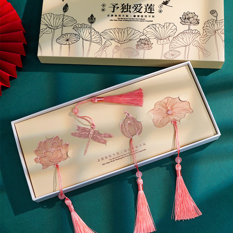 A creative and customized Chinese-style graduation Teacher's Day gift for students with a unique love for the lotus metal bookmark