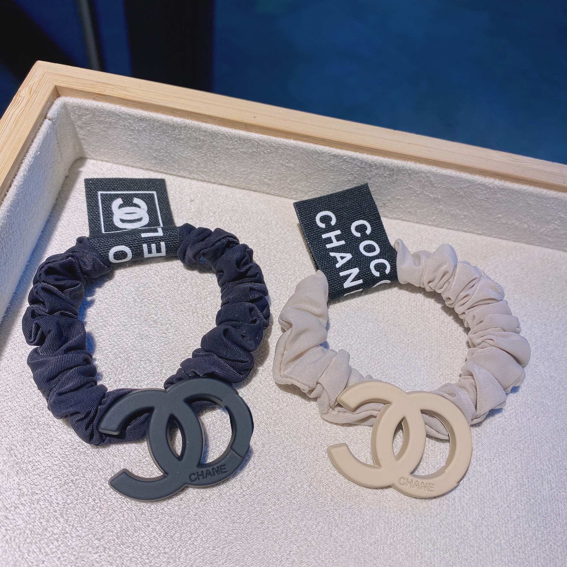 New Korean version of hair accessories, small chanel-style hair tie, fabric large intestine circle, hair band, alloy double c hair tie, hair tie, rubber band Application Scenario