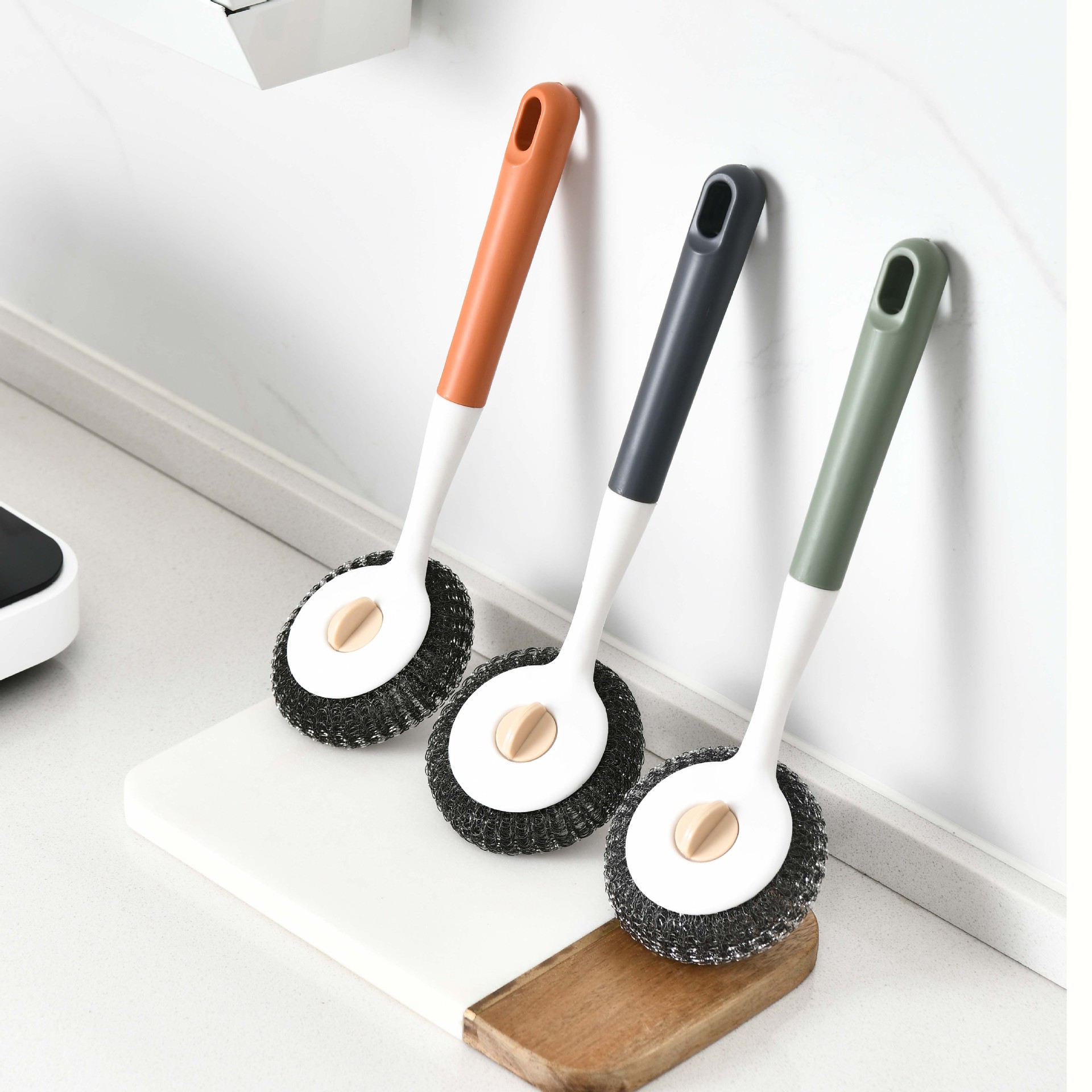 Steel wool balls can be used as substitutes for dishwashing brushes, kitchen pot brushes, and household long-handled cleaning brushes full figure