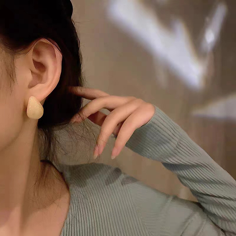 Hyacinth's retro Hong Kong-style minimalist geometric small teardrop-shaped mosquito repellent holder has a unique design sense and a fresh resin copper ear clip without ear holes details Picture