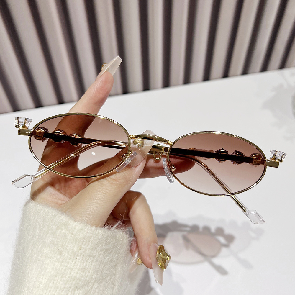 2024 InS-style gm collaboration on Xiaohongshu sunglasses: Women's sunglasses, men's diamond oval y2k, Internet celebrity's natural look Application Scenario