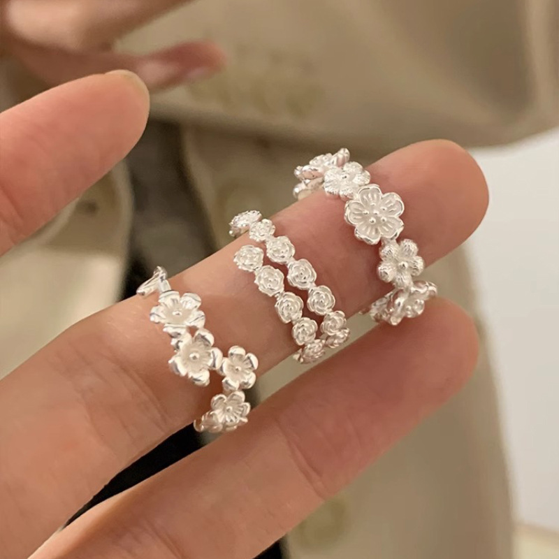 تصميم خواتم الزهرة الكورية مجموعة من الخواتم المميزة في الربيع والصيف 2024. details Picture