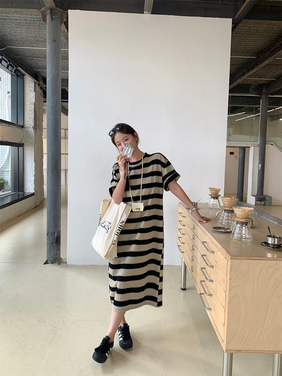 Huang Zheng's laid-back striped round-neck dress for women 2024 summer is a loose and casual mid-length dress for women 142LH405 details Picture