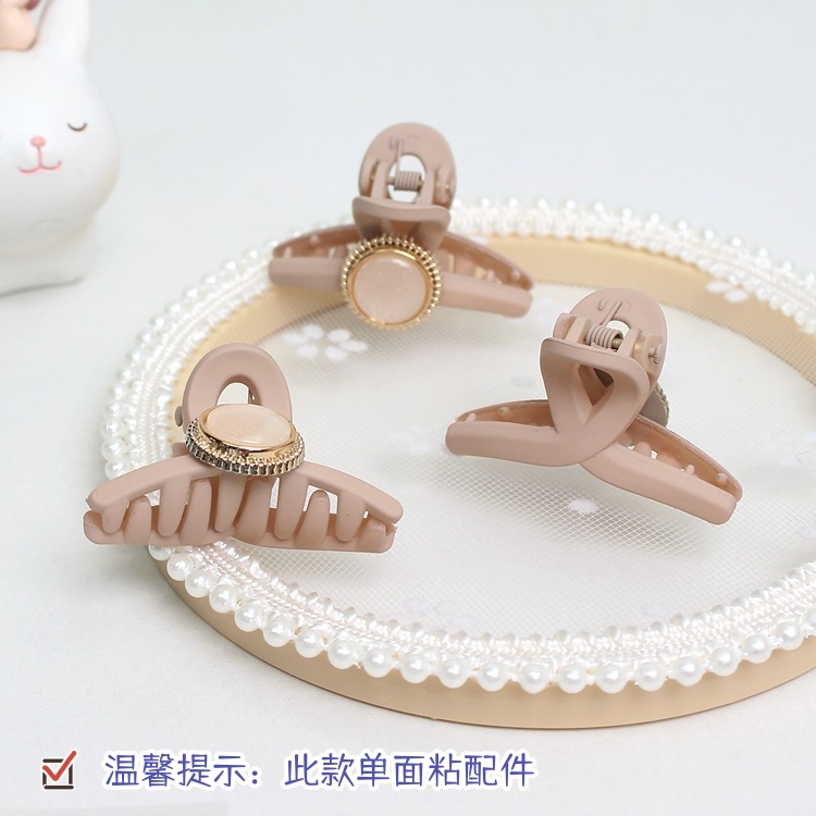 High-end chanel-style hair accessories, camellia flower small grappling clips, elegant semi-loose hair shark clips, side bangs hair clips Application Scenario