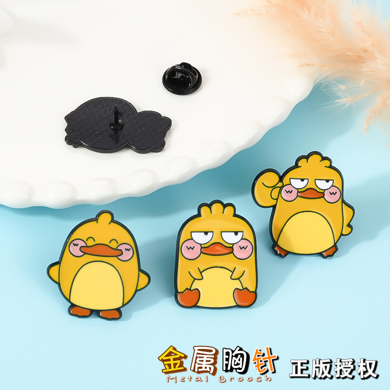 Cute cute yellow duck brooch collar pin cartoon clothing accessories wholesale bodybuilding selling cute yellow duck commemorative medallion full figure