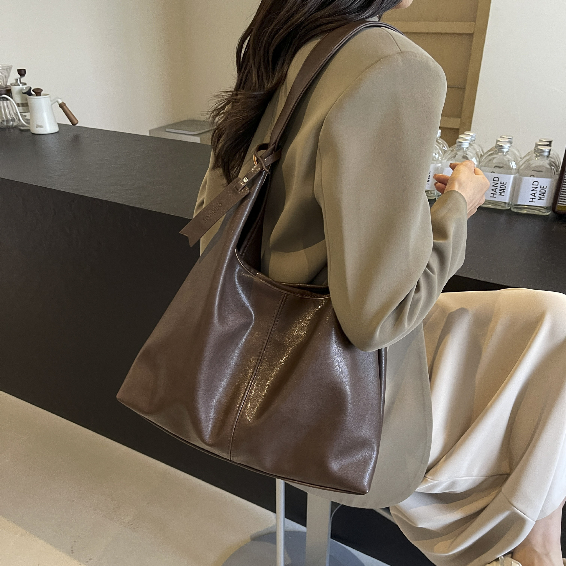 纯色PU流行女包大容量新款单肩包简约时尚斜挎包通勤托特休闲包