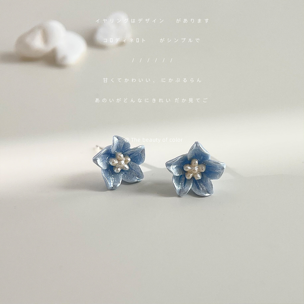 Klein fresco azul camelia resina pequeña flor pendientes dulce y lindo japonés y coreano nueva fábrica de accesorios de oído al por mayor