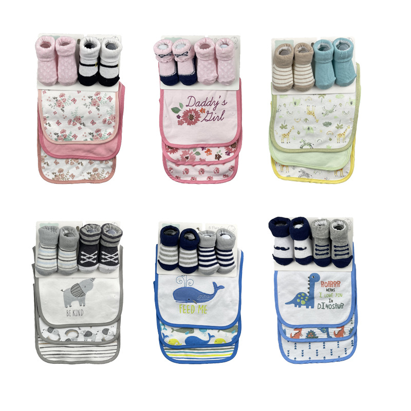 婴儿围兜袜子组合套装印花绣花款长方围兜口水巾舒适可爱图