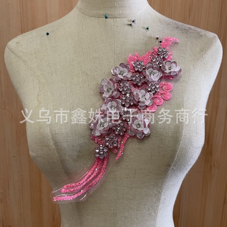 The bride's wedding evening dress is made of fish-tail appliqued pattern material and lace patches Specification image