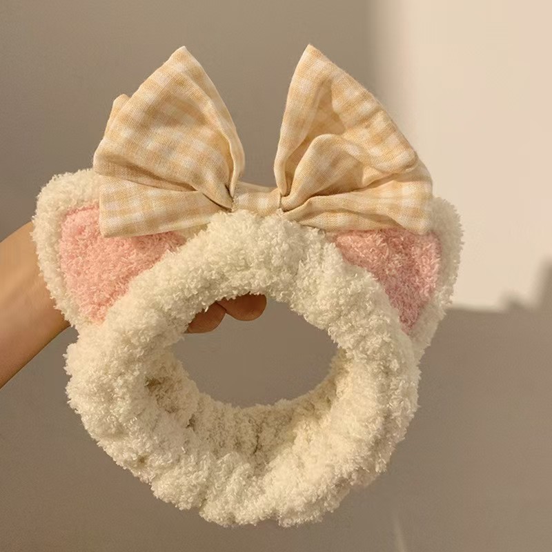 Autumn and winter cartoon plush cat ear hair band, bow, little bear face wash, hair mask, hair tie, women's hair accessory wholesale Application Scenario