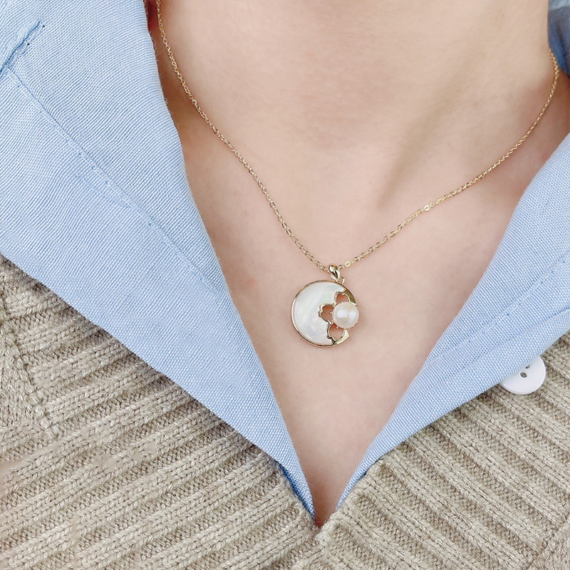 Obi new water flower French retro pearl necklace for women inlaid is also a niche design sense necklace collar Application Scenario