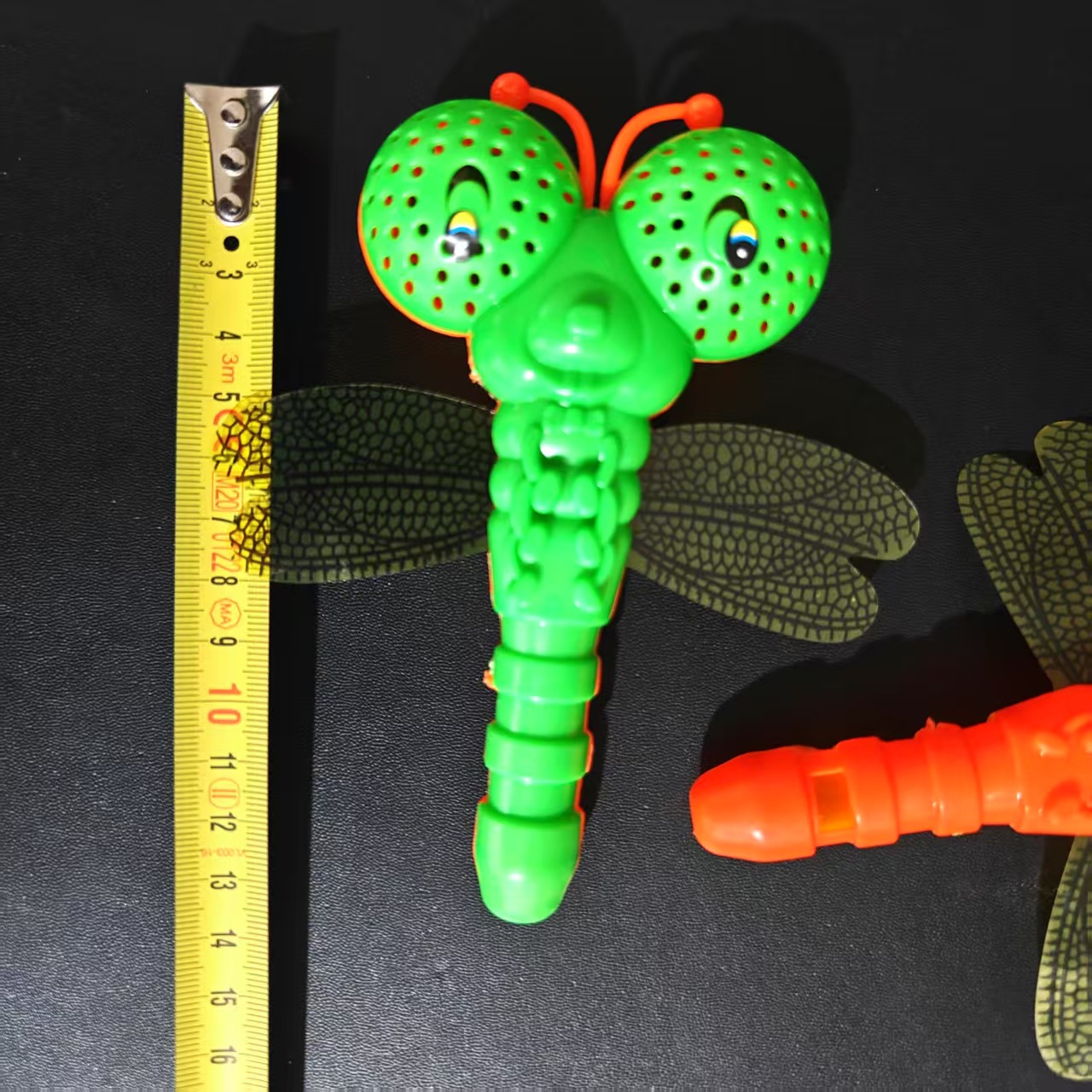 【】830蜻蜓摇铃 12/个 1200/件830蜻蜓摇铃带口哨儿童玩具摇铃益智宝宝哄娃神器手持摇铃1元批发白底实物图