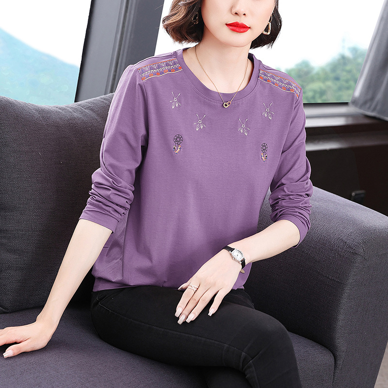 Long-sleeved embroidered T-shirt for women, spring and autumn, 2022 new style, stylish and loose base layer for middle-aged and elderly mothers
