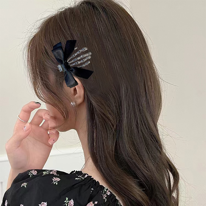 European and American style bow skull claw hair clip headwear, retro duckbill clips, back of the head Halloween hair clip details Picture