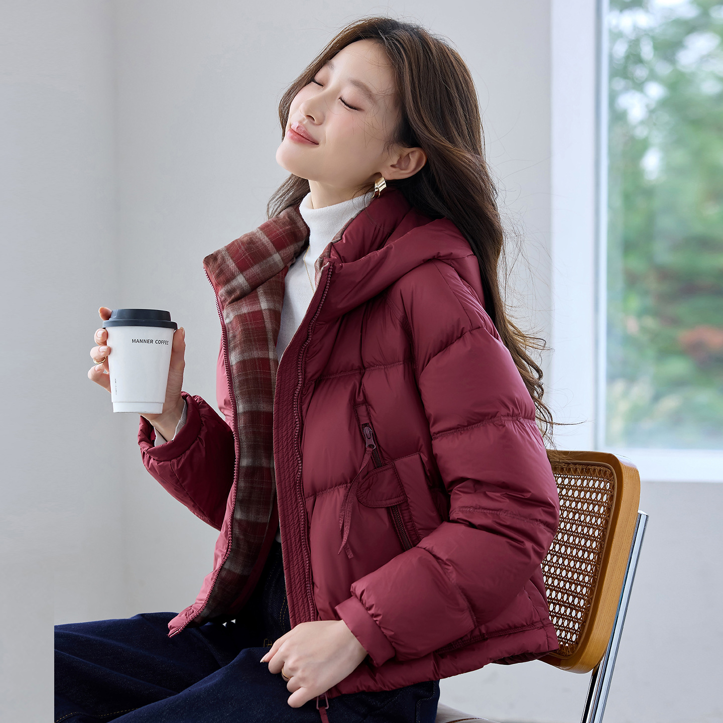 Casual hooded short 90mm white duck down jacket for women, thick, warm, loose, versatile, fashionable and stylish coat for winter Application Scenario