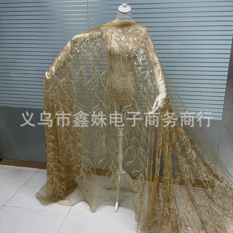 وتوزَّع في شكل أزياء زفاف من قماش مزخرف يدوي details Picture