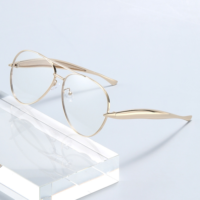 Metal-framed retro, fashionable and high-end sunglasses, street style trendy sunglasses, new toma-shaped sunglasses Application Scenario