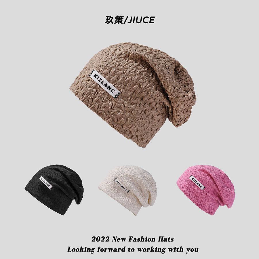 The popular moon-shaped pullover hat for women in the spring and autumn season features a thin and laid-back style with a large head collar and a loose head cap, creating a cold hat trend