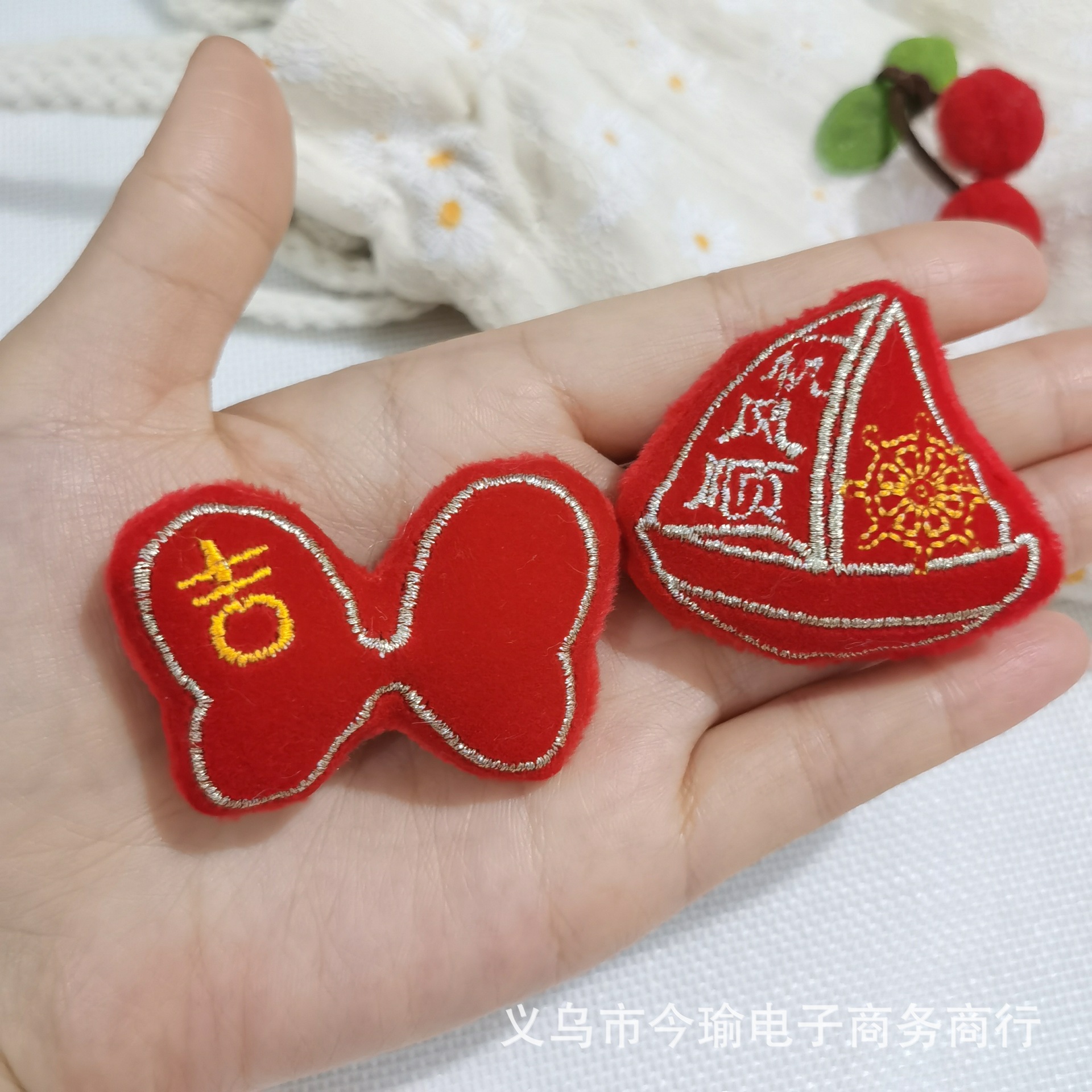New Year's festive cartoon rabbit figurines, DIY hair accessories, brooches, clothing accessories, and souvenir accessories Application Scenario