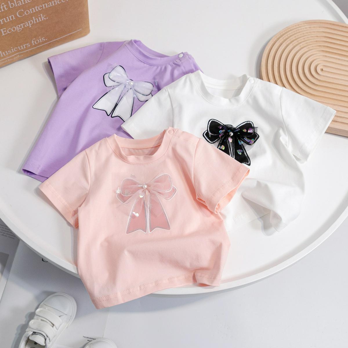 The new summer Korean short-sleeved T-shirt for girls is fashionable, stylish and cute. It's a sweet top for little girls with a bow