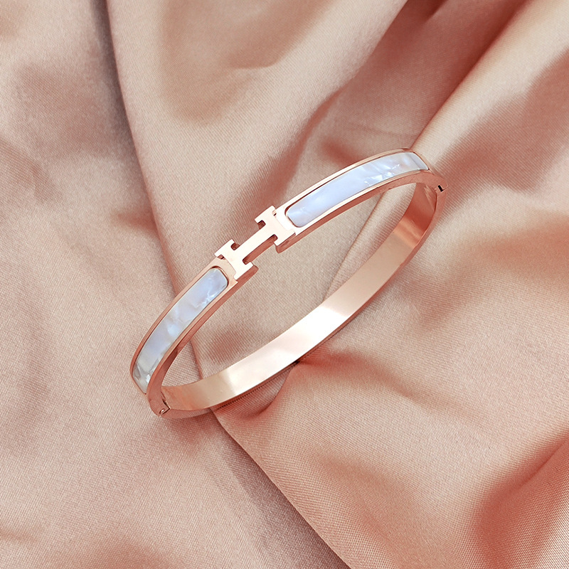 The Korean version of the best-selling titanium steel rose gold H letter bracelet is a fashionable and unique design of a light luxury bracelet accessory Application Scenario