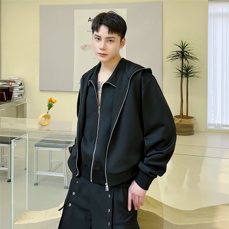 A highly anticipated Korean-style fake two-piece hoodie for men with a niche design, featuring a white zipper detachable long-sleeved loose pullover Application Scenario