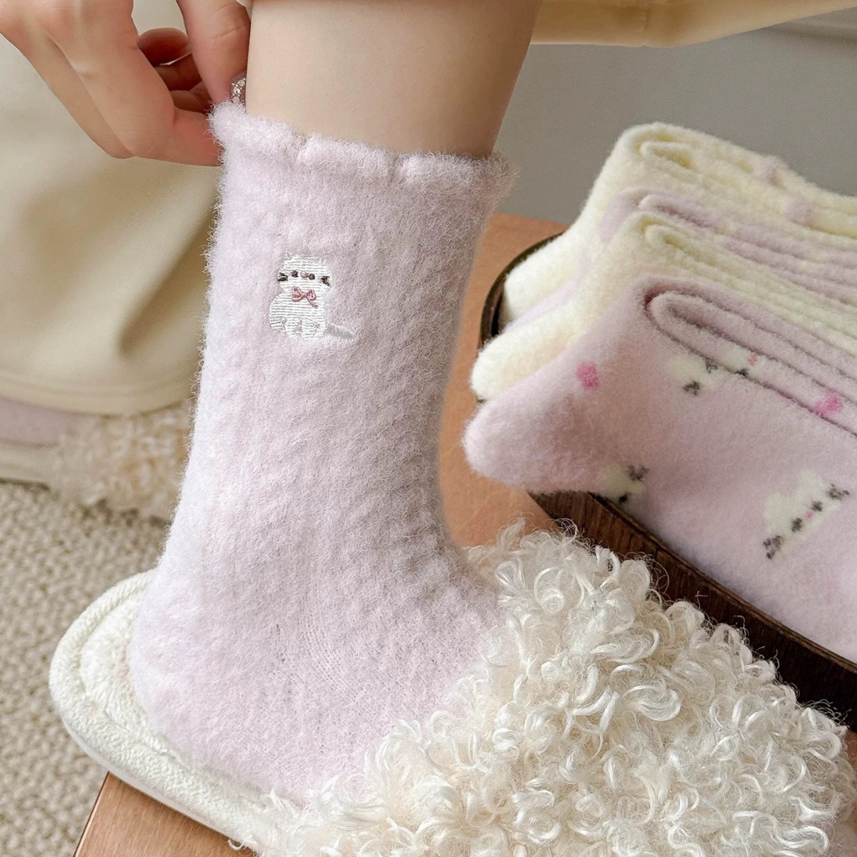 One-piece delivery of Australian fleece autumn and winter socks for women, pink and purple, cute cat animals, cartoon embroidery, mid-calf socks, warm postpartum socks, floor socks details Picture