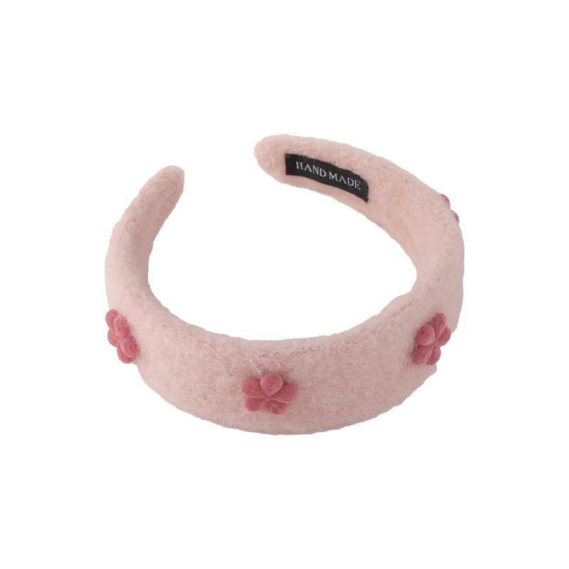 The autumn and winter plush small flower hair band is a versatile accessory for women going out. The high headband and hair tie are simple and popular Item Picture