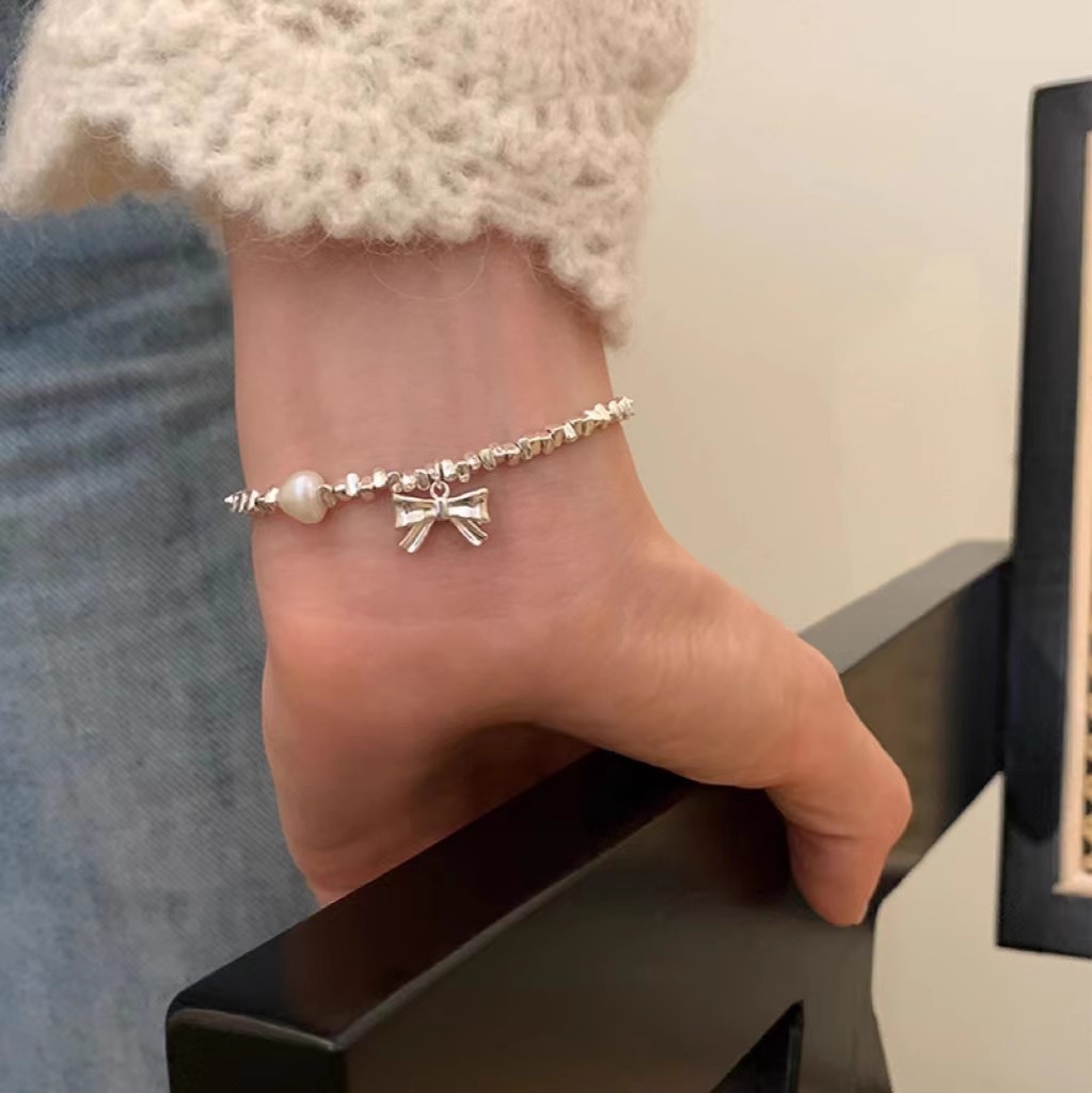 2023 New Broken Silver Pearl Bracelet Female Simple Cold Wind Bow Bracelet Niche Design Boudoir Hand Jewelry details Picture