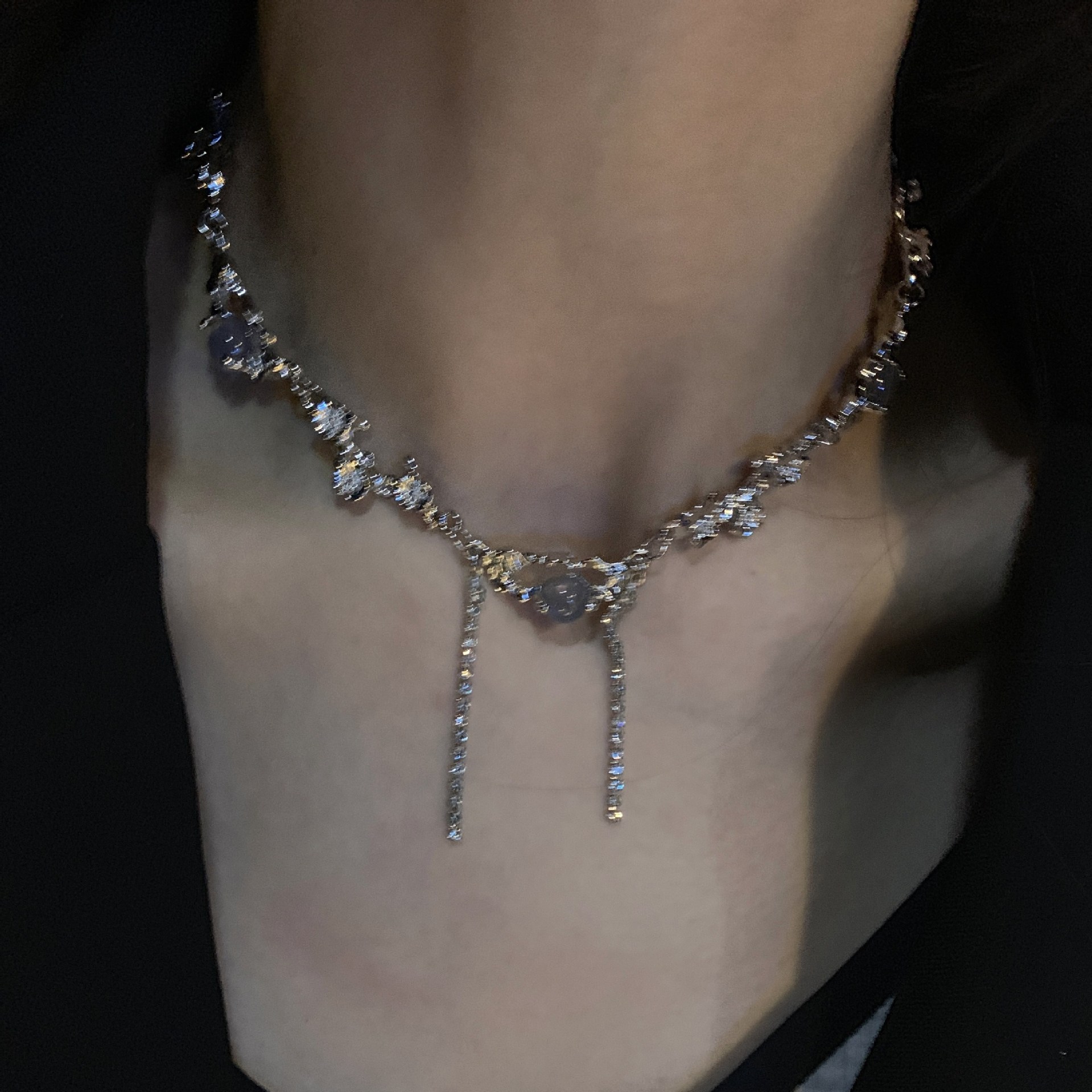 White moonlight diamond chain tassel necklace, irregular pleated flowers, diamond-encrusted collarbone chain, niche design, high-end necklaces Application Scenario