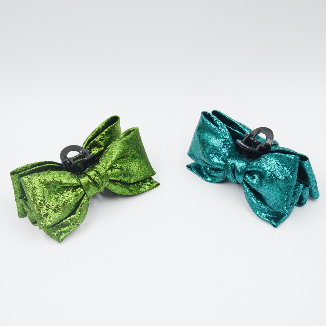 Qiwei Accessories' exclusive cross-border new satin large bow double-sided grab hair accessory, bright-colored princess hair clip Application Scenario