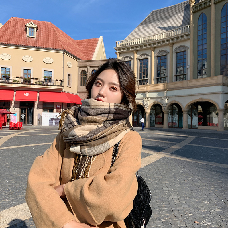 The new Korean checkered scarf for women in 2024 is a faux cashmere retro checkered tassel scarf shawl details Picture