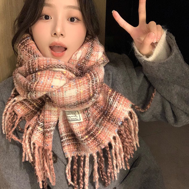 The Korean checkered 2024 new style of the women's autumn and winter scarf is fashionable, versatile and warm. It's a holiday gift for students and couples Application Scenario