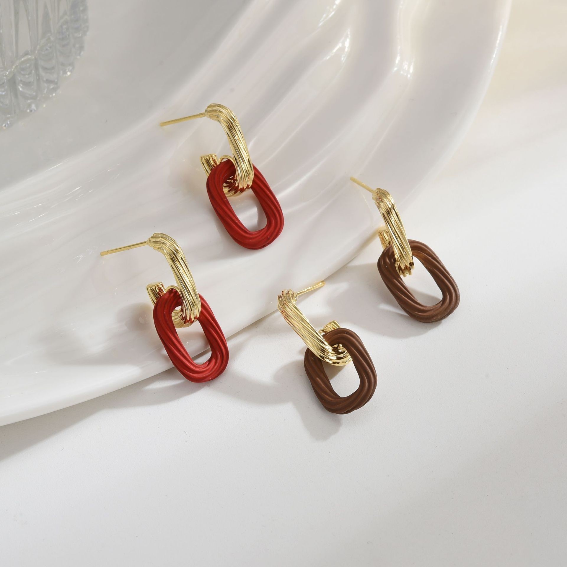 High-end retro hollowed-out square earrings, women's light luxury earrings, autumn and winter fashionable and versatile ear needle accessories wholesale details Picture