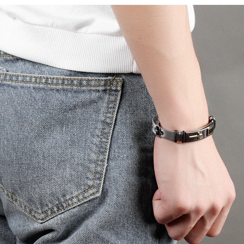 وتم تجهيز شبكة الصلب المصنوعة من التيتانيوم عبر الحدود والمزودة بسوار يدوي من طراز Bracelet Application Scenario