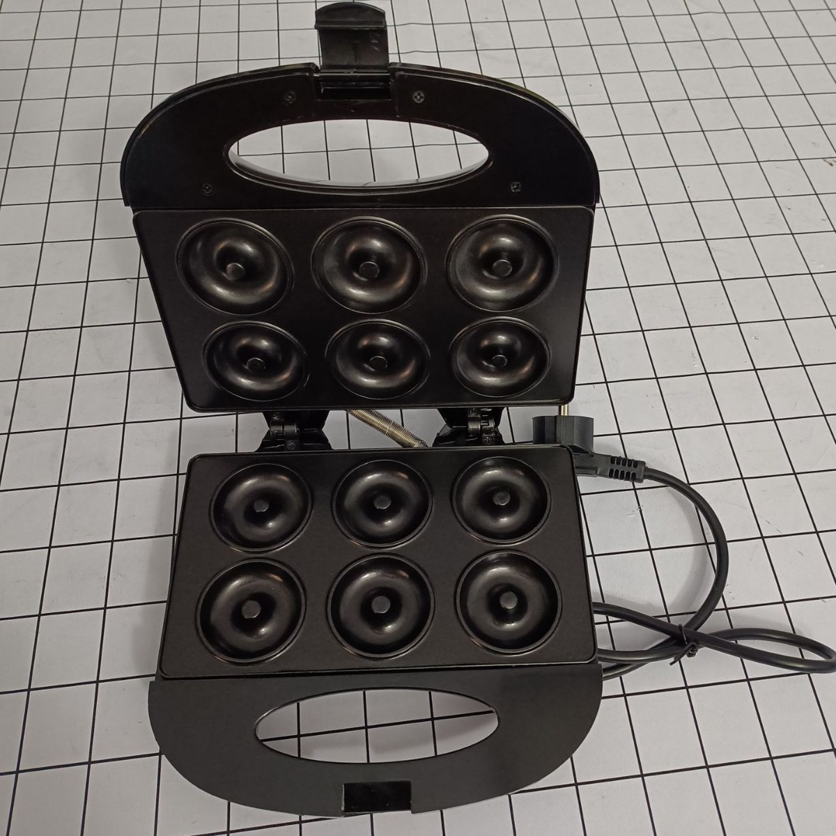 Cross-border multi-functional doughnut machine, fully automatic double-sided heating mini electric griddle, cake machine, breakfast machine Application Scenario