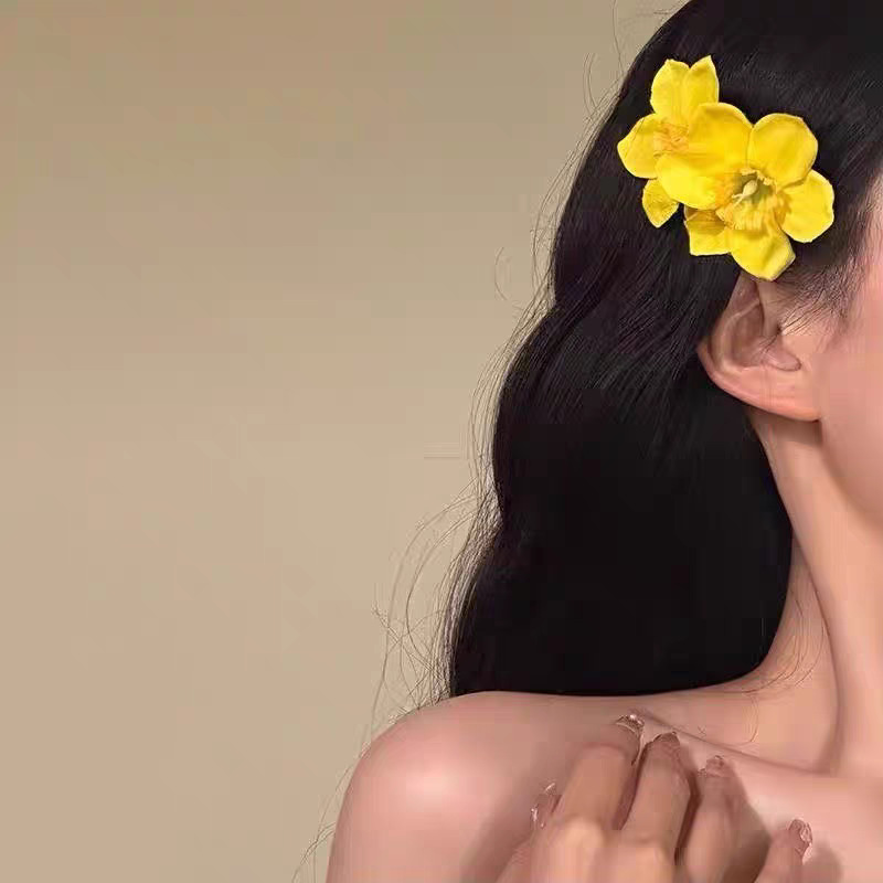 The forest-themed yellow flower hairpin at the back of the head is sweet and fresh. The hair is styled in a small and neat style. The side of the bangs is styled in a trendy way details Picture