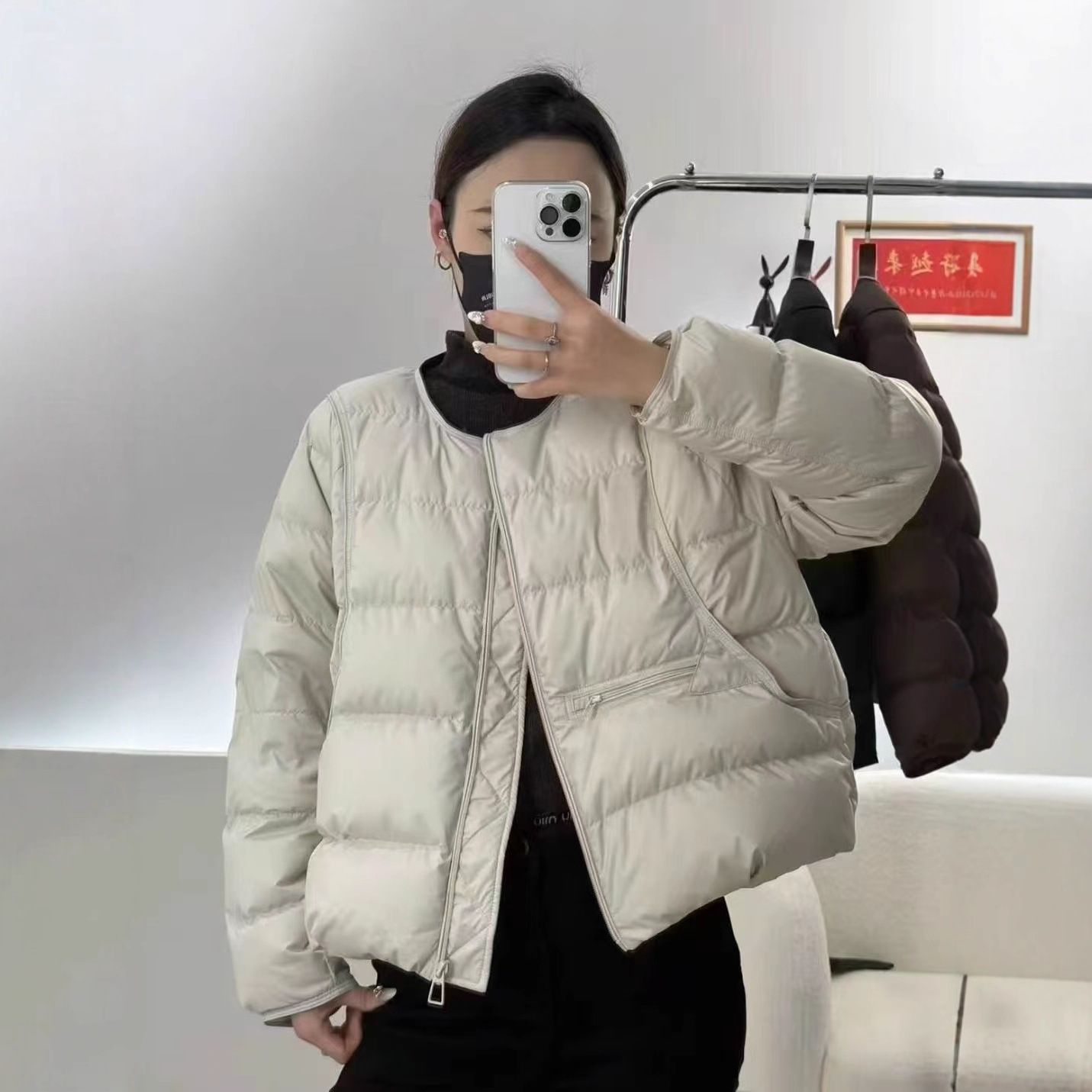 A light, short and warm round-neck duck down jacket for women in the autumn and winter of 2025, a simple and fashionable white duck down warm coat