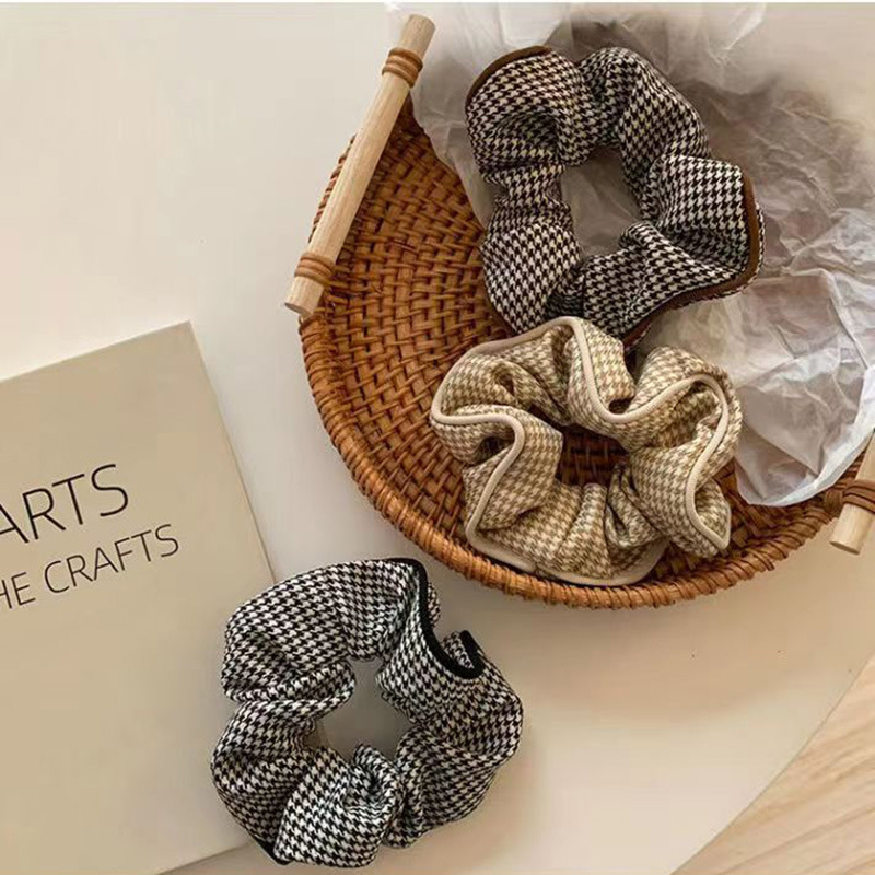 The new Korean version of the thousand-bird checkered style adult large intestine hair band is simple and won't hurt the hair. The checkered fat intestine band is a popular hair accessory for women Specification image