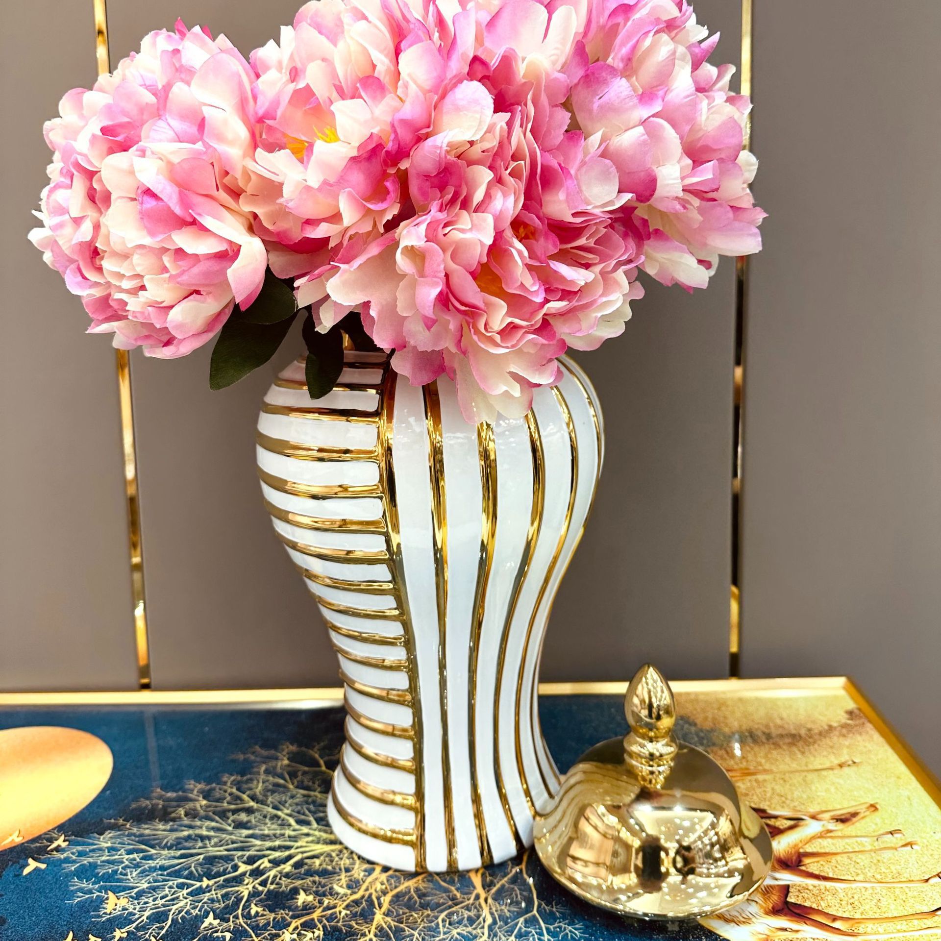 Factory direct cross-border electroplating general pot ceramic European flower vase light luxury handicrafts decoration Golden Castle vase General pot General bottle details Picture