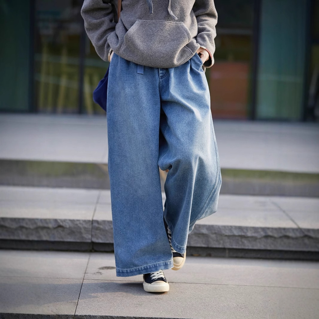 Spring and Autumn 2025 vintage blue, artistic, niche, tight-waisted traditional washed and brushed casual jeans for teenagers Application Scenario