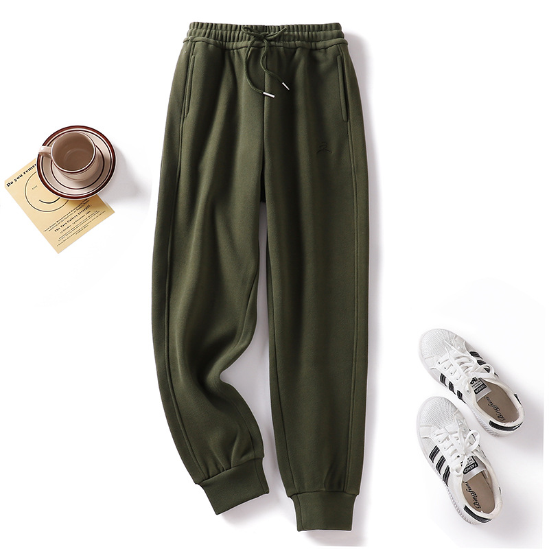 In autumn and winter, wearing velvet windproof pants with tight legs can make you look slimmer. High-waisted, thickened with velvet, loose and versatile, casual and sporty sweatpants for women Application Scenario