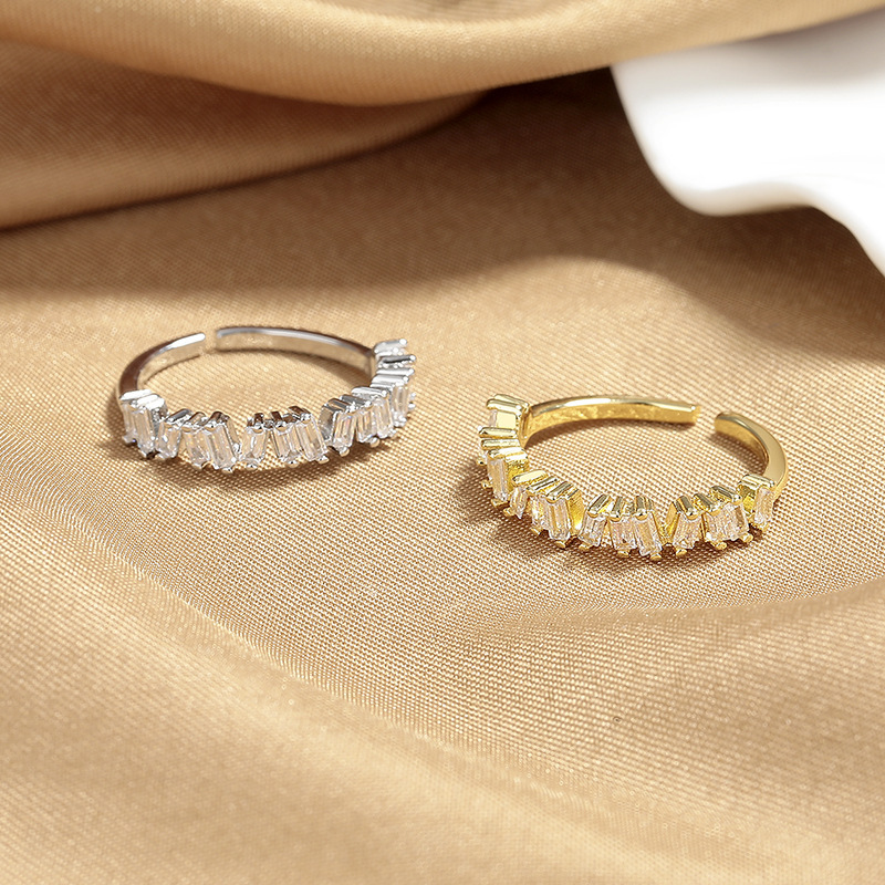 The New Kimoj Ring Features A Cold And Irregular Zircon Style. It Exudes A Light Luxury, Niche, Exquisite And High-End Feel. The Ring Is Fashionable And Individual
