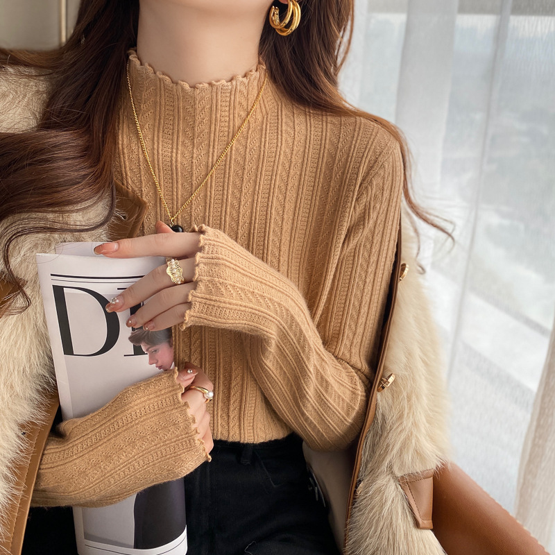 A high-end white base layer for women in the 2024 autumn and winter collection, paired with a semi-high-neck sweater and a black ear-trimmed knitted top Specification image