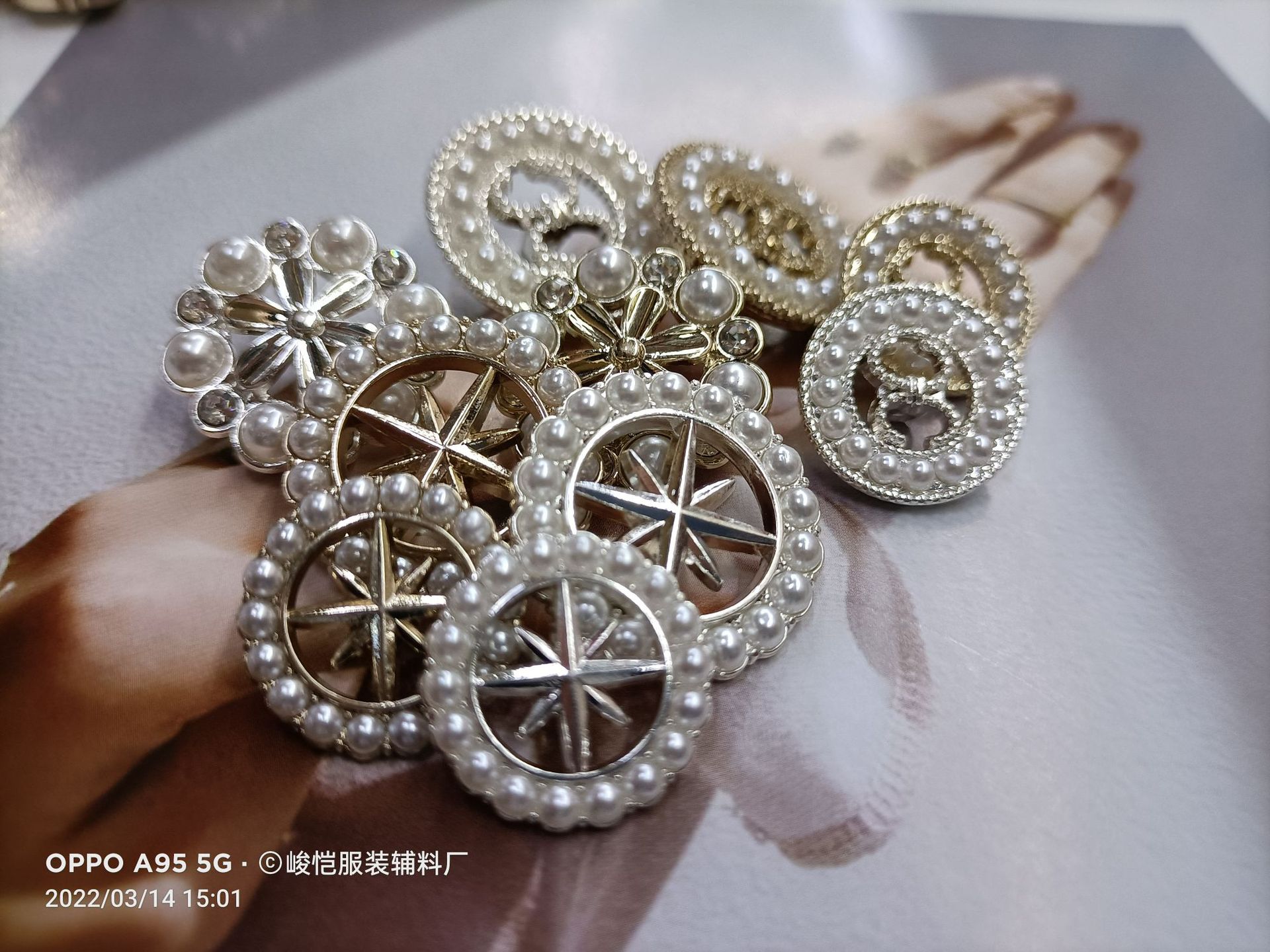 Metal hollowed-out diamond-edged pearl gold round button tops, shirts, coats, windbreakers, suits, cardigans, and versatile decorations Specification image