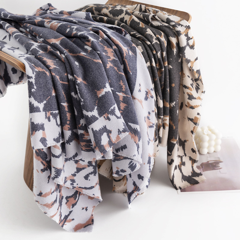 Leopard Print Scarf Women's New Winter Europe And The United States Fashion Commute Neck Protective Cold Collar Light Luxury Wind Warm Shawl Application Scenario