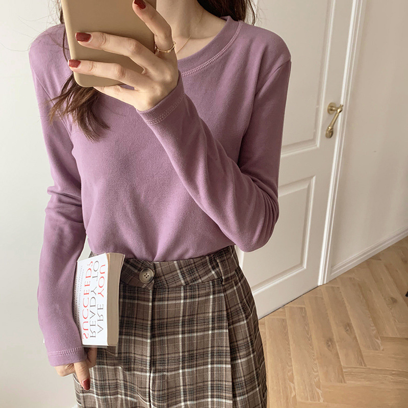 A white German fleece base layer for women, paired with a round-neck, versatile, fitted long-sleeved T-shirt for autumn and winter, and a stylish fleece top Application Scenario